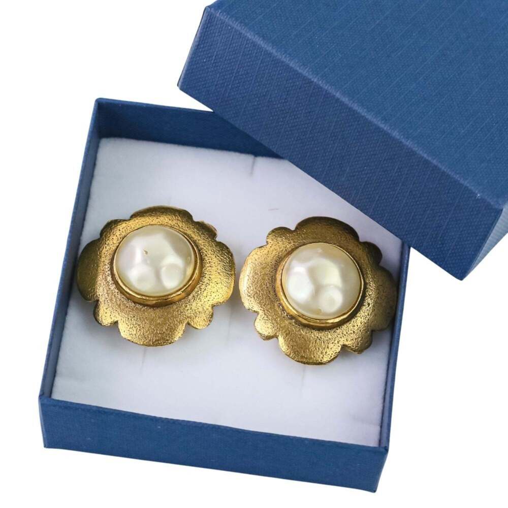 CHANEL Authentic Vintage Gold Pearl Earrings - Picture 11 of 15